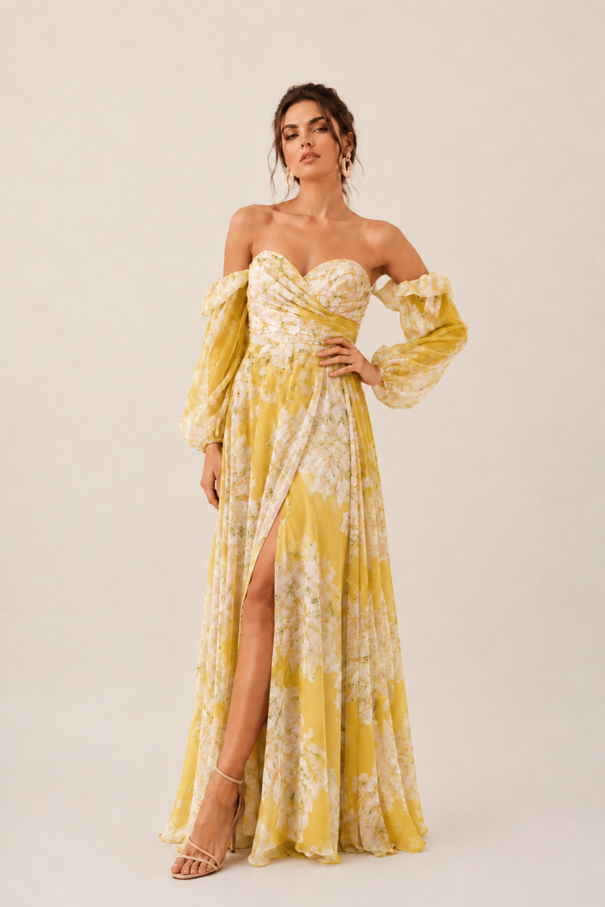 Abito lungo giallo floreale in georgette con scollo a cuore e maniche lunghe rimovibili, moda-mania, abiti lunghi eleganti.