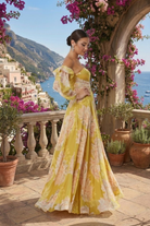 Abito lungo giallo a fantasia floreale in georgette con scollo a cuore e maniche lunghe rimovibili, Moda-Mania.