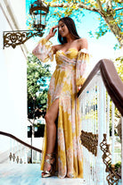 Abito lungo giallo a fantasia floreale in georgette con scollo a cuore e maniche lunghe rimovibili, Moda-Mania