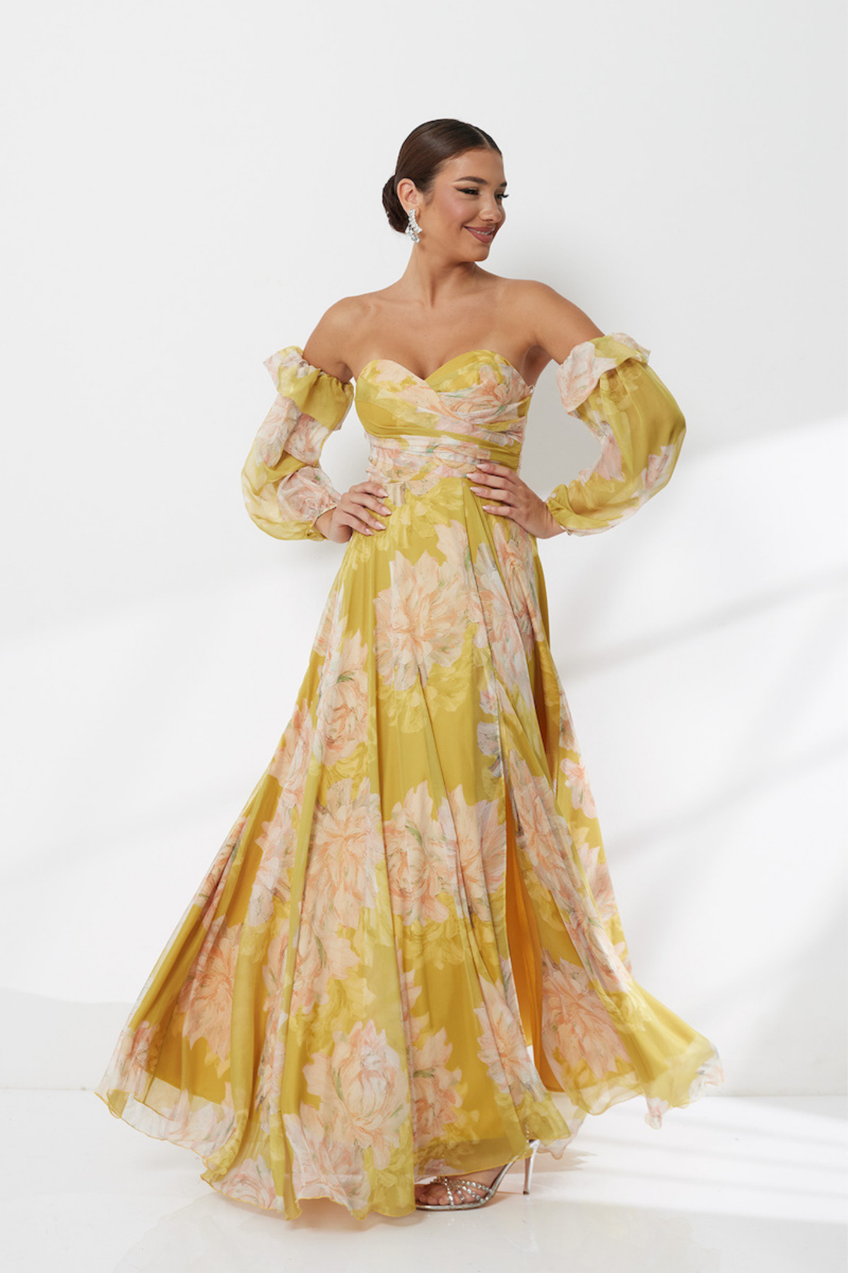 Abito lungo giallo floreale in georgette con scollo a cuore e maniche lunghe rimovibili, di Moda-Mania.