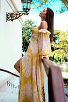 Abito lungo giallo a fantasia floreale in georgette con scollo a cuore e maniche lunghe rimovibili, di Moda-Mania.