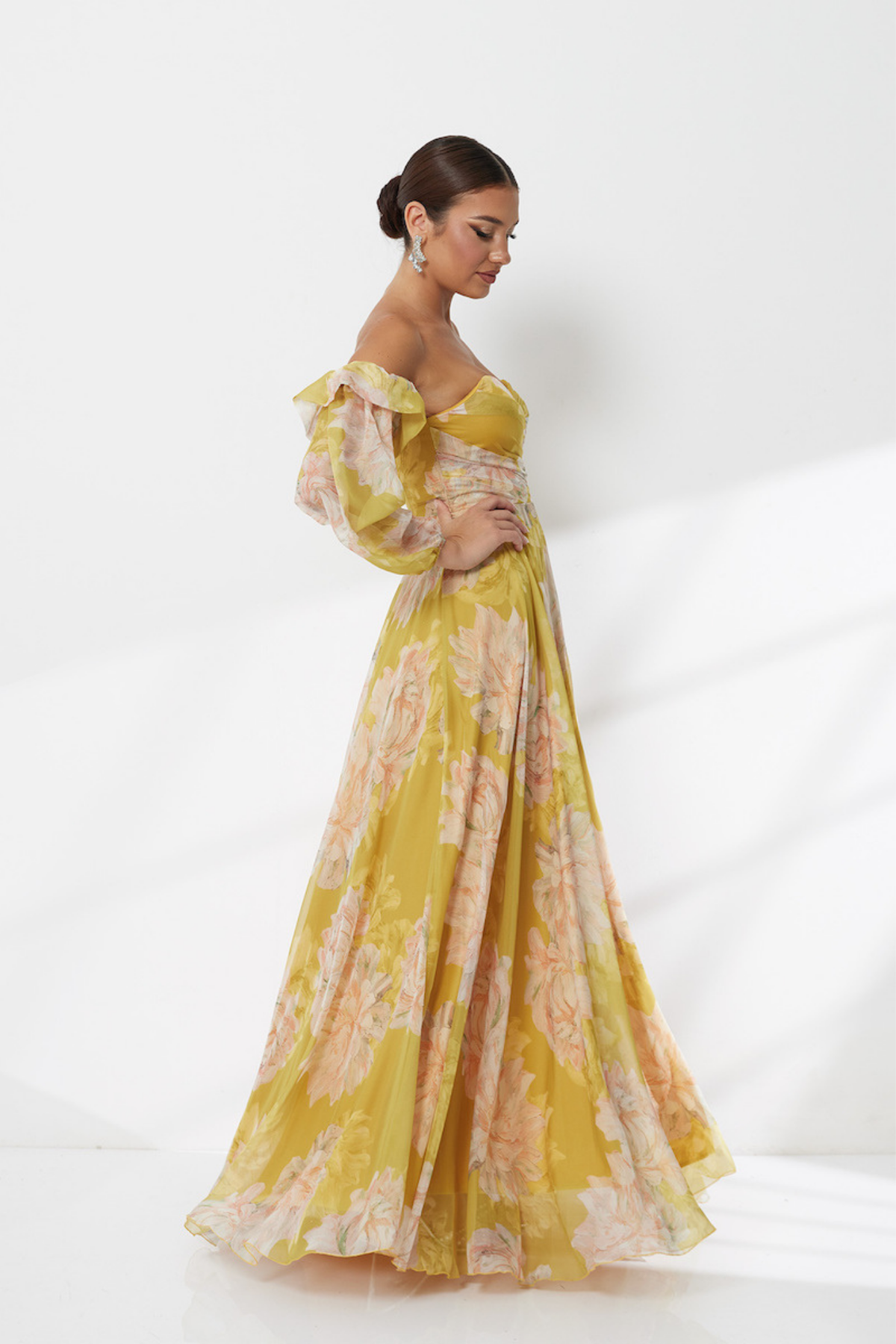 Abito lungo giallo a fantasia floreale in georgette con scollo a cuore e maniche lunghe rimovibili, firmato Moda-Mania.