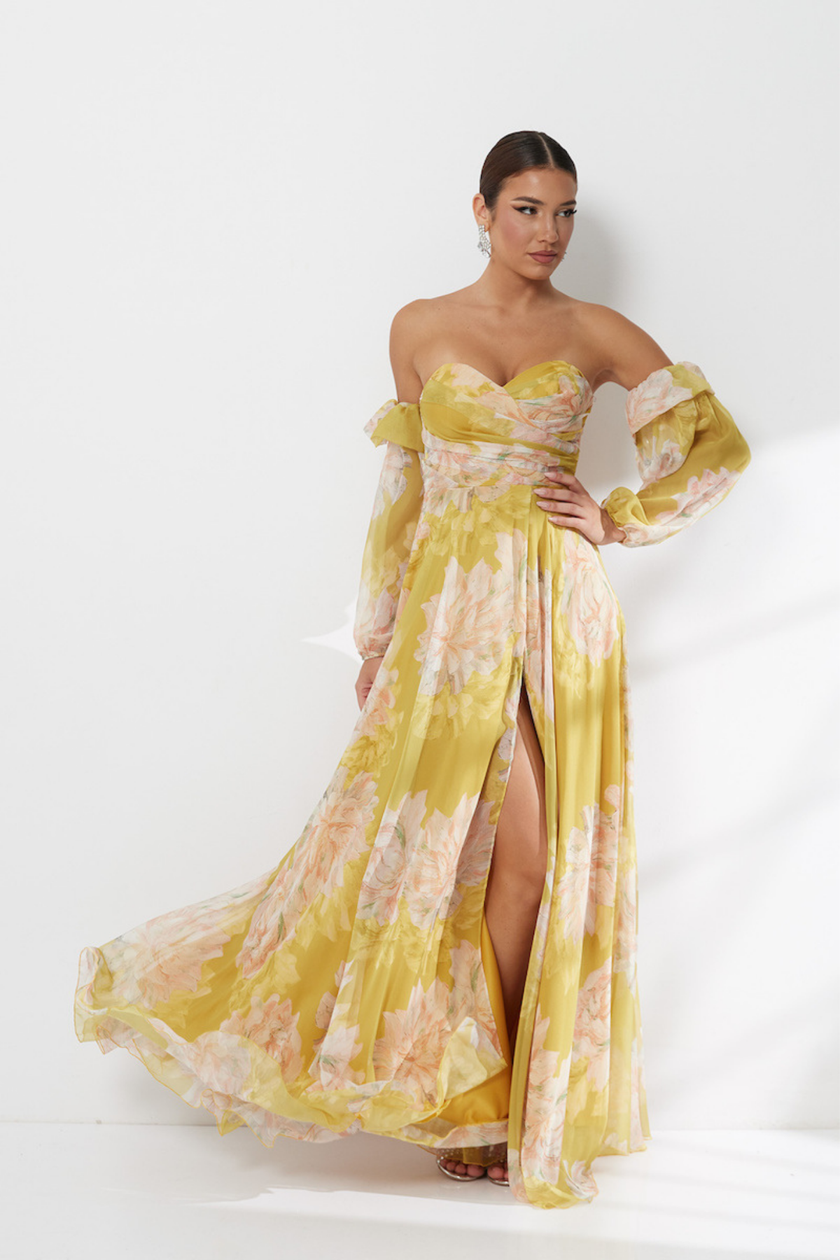 Abito lungo giallo floreale in georgette Moda-Mania con scollo a cuore e maniche lunghe rimovibili, elegante e femminile.