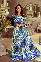 Abito lungo Moda-Mania in georgette con stampa floreale blu, maniche lunghe e scollo a V posteriore.