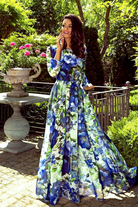 Abito lungo in georgette blu con stampa floreale, manica lunga e scollo a V posteriore, marca Moda-Mania.