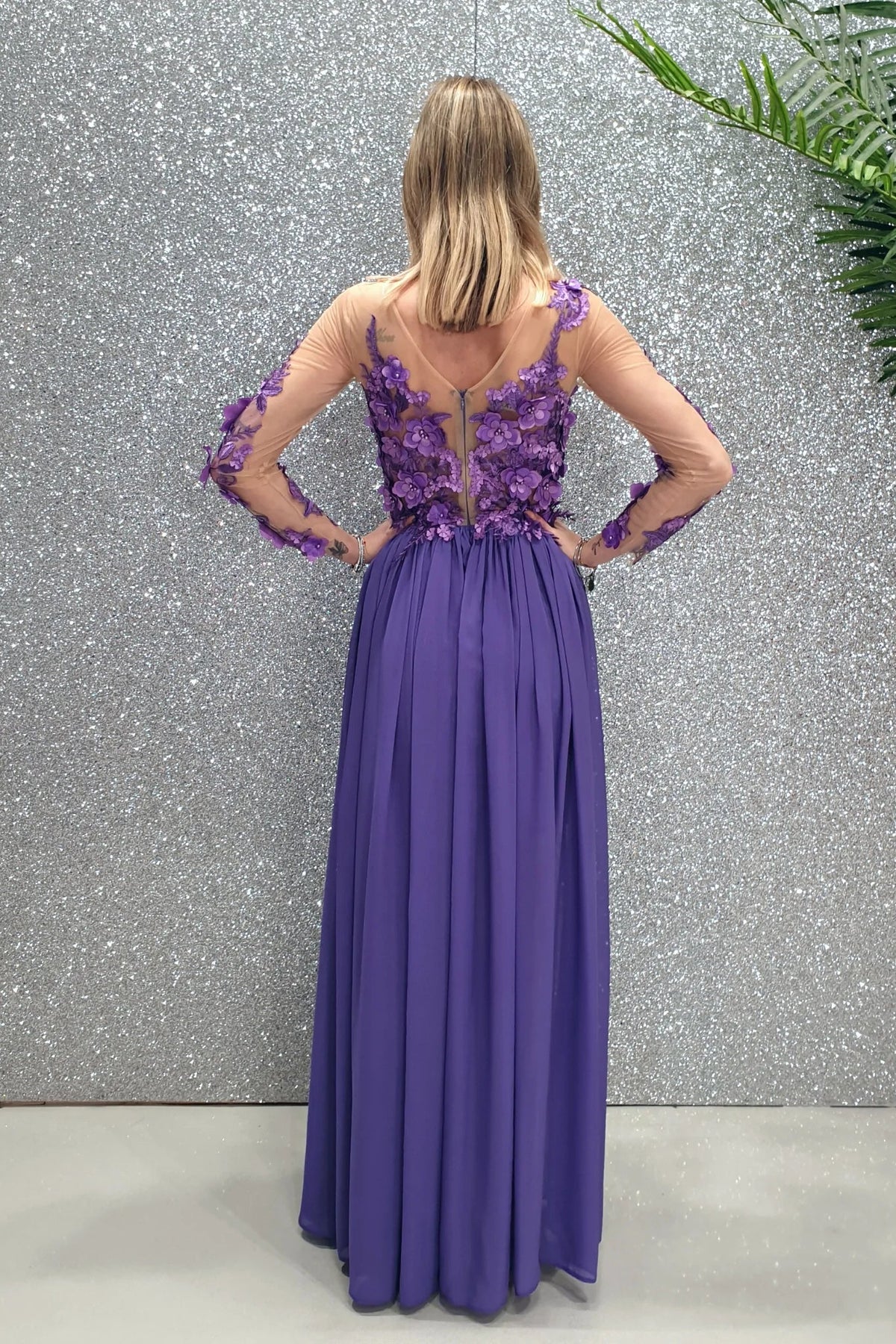 Abito lungo lilla Axa di Moda-Mania con strascico e corpetto in tulle nude a fiori 3D, elegante e sofisticato.