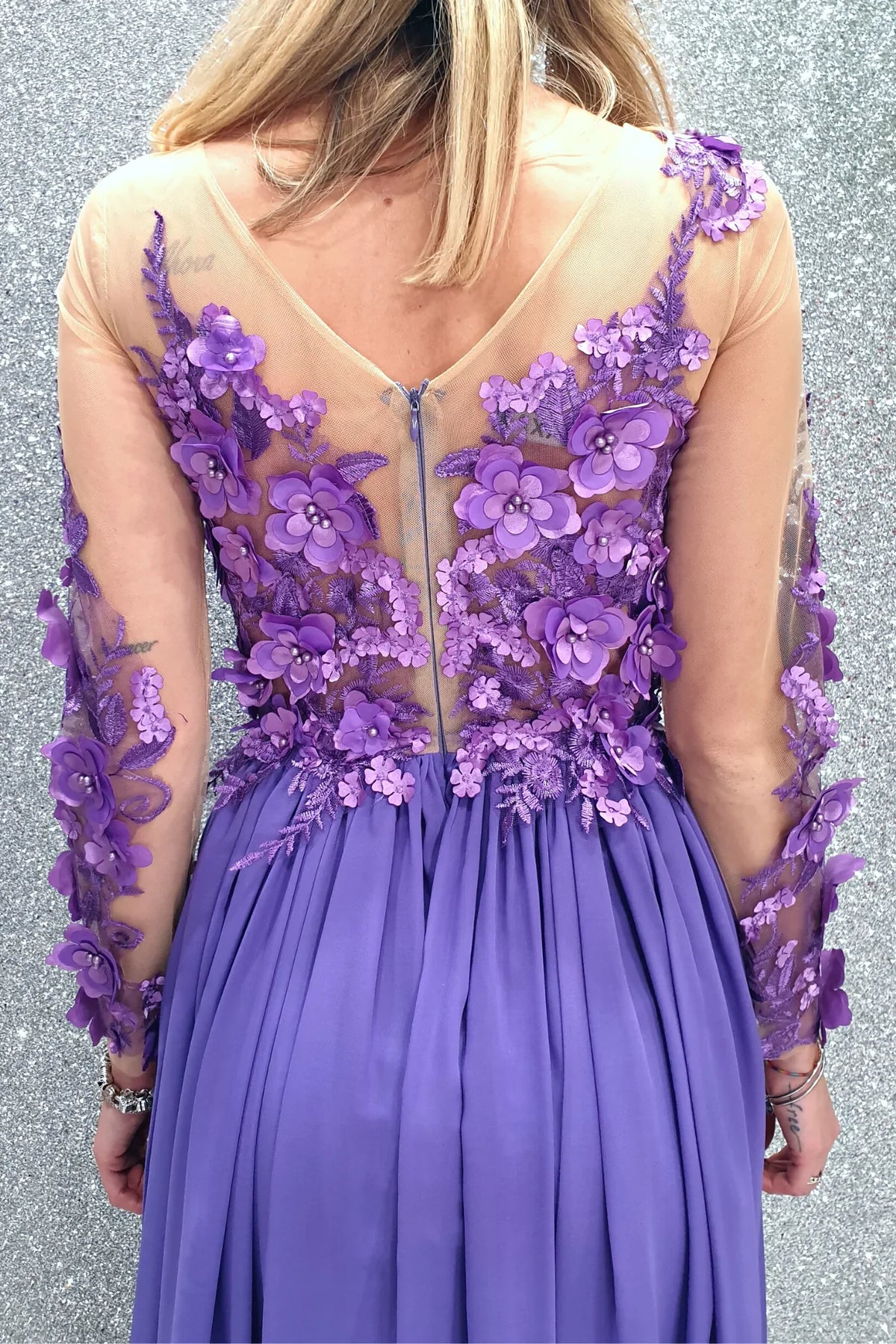 Abito lungo lilla Axa di Moda-Mania con strascico, corpetto in tulle nude e dettagli floreali 3D, elegante e femminile.