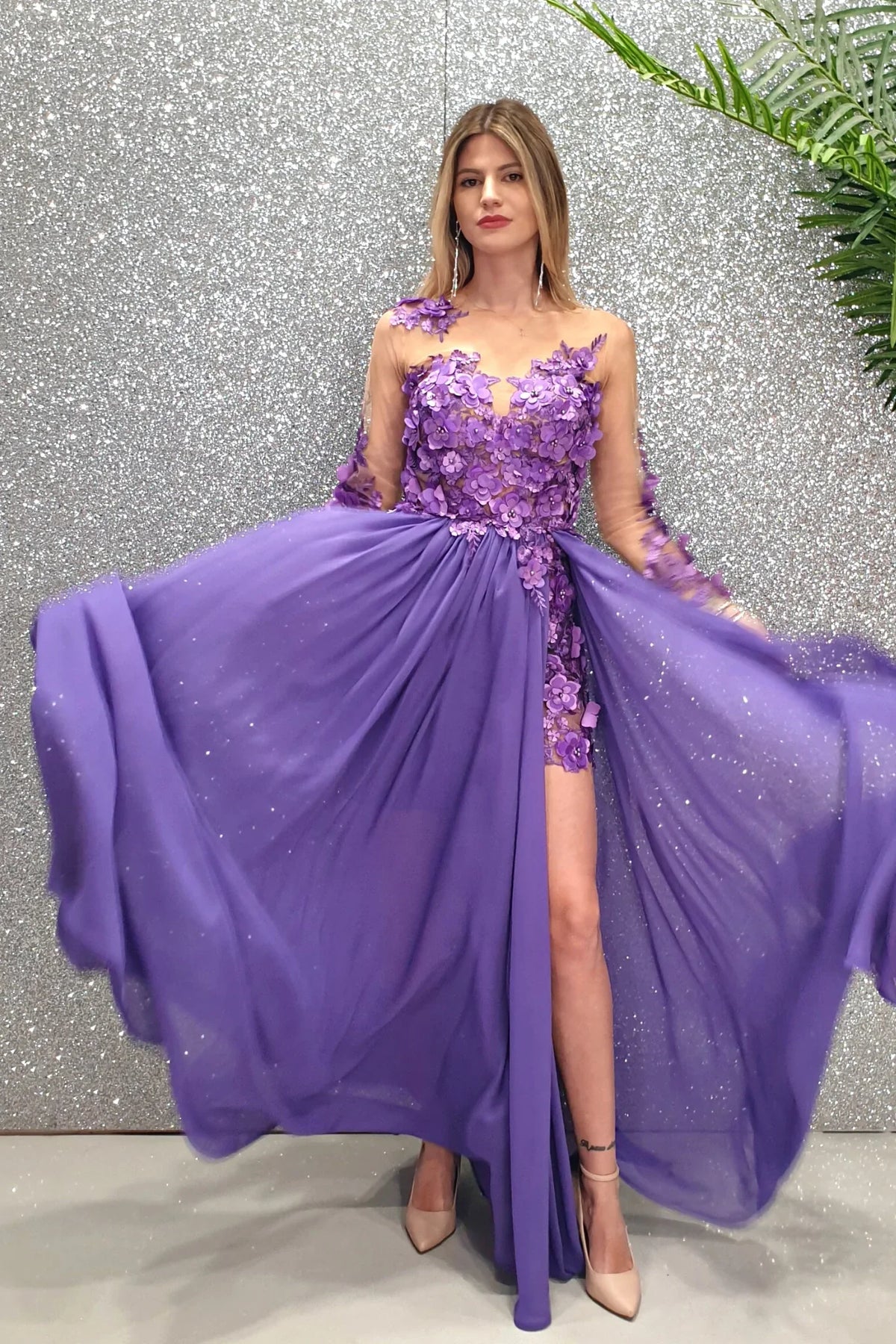 Abito lungo lilla Moda-Mania con strascico, corpetto in tulle nude a fiori 3D, elegante e femminile.