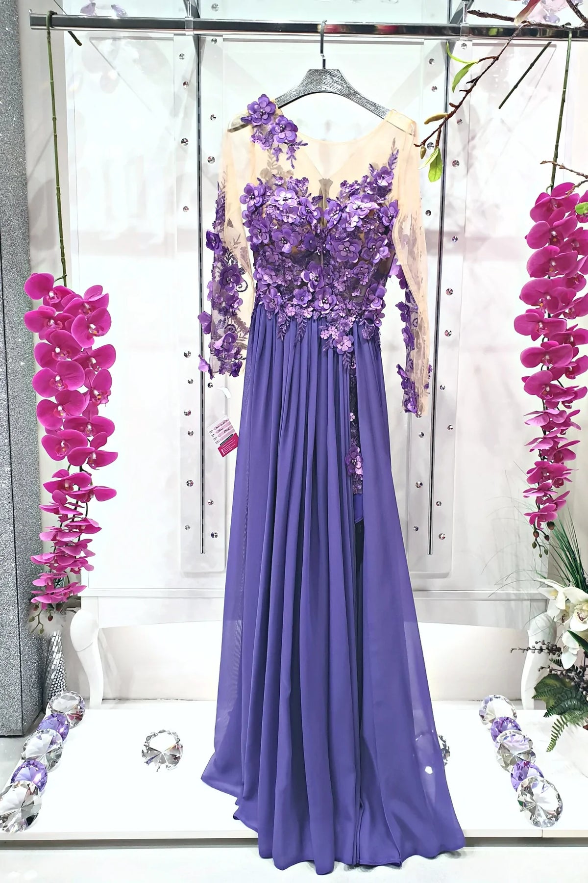 Abito lungo lilla Moda-Mania con strascico, corpetto in tulle nude a fiori 3D, elegante e femminile.