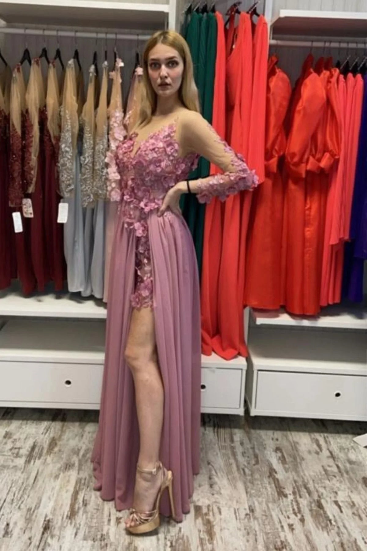 Abito lungo rosa scuro Axa di Moda-Mania con strascico e corpetto in tulle nude a fiori 3D, vestito elegante da sera.