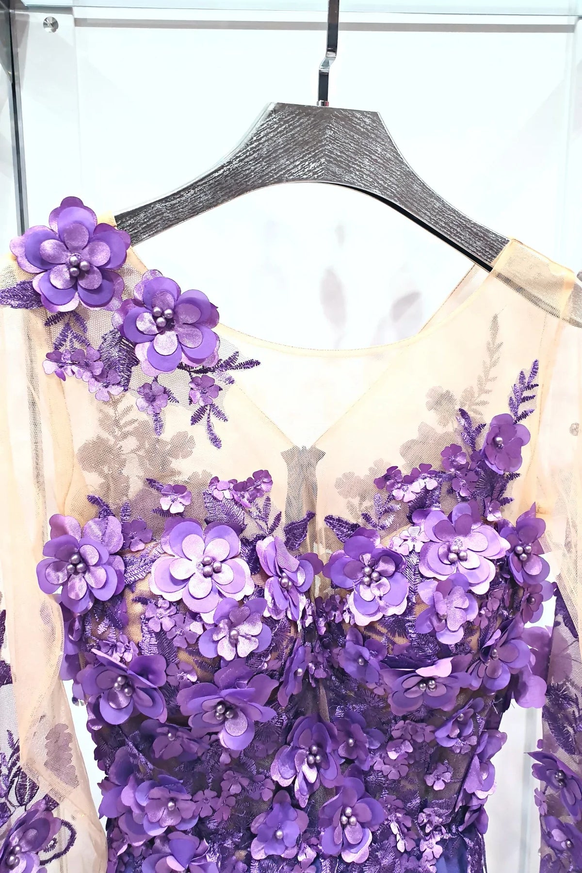 Abito lungo lilla Moda-Mania con strascico e corpetto in tulle nude con fiori 3D, elegante e femminile.