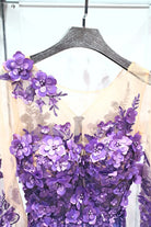 Abito lungo lilla Moda-Mania con strascico e corpetto in tulle nude con fiori 3D, elegante e femminile.