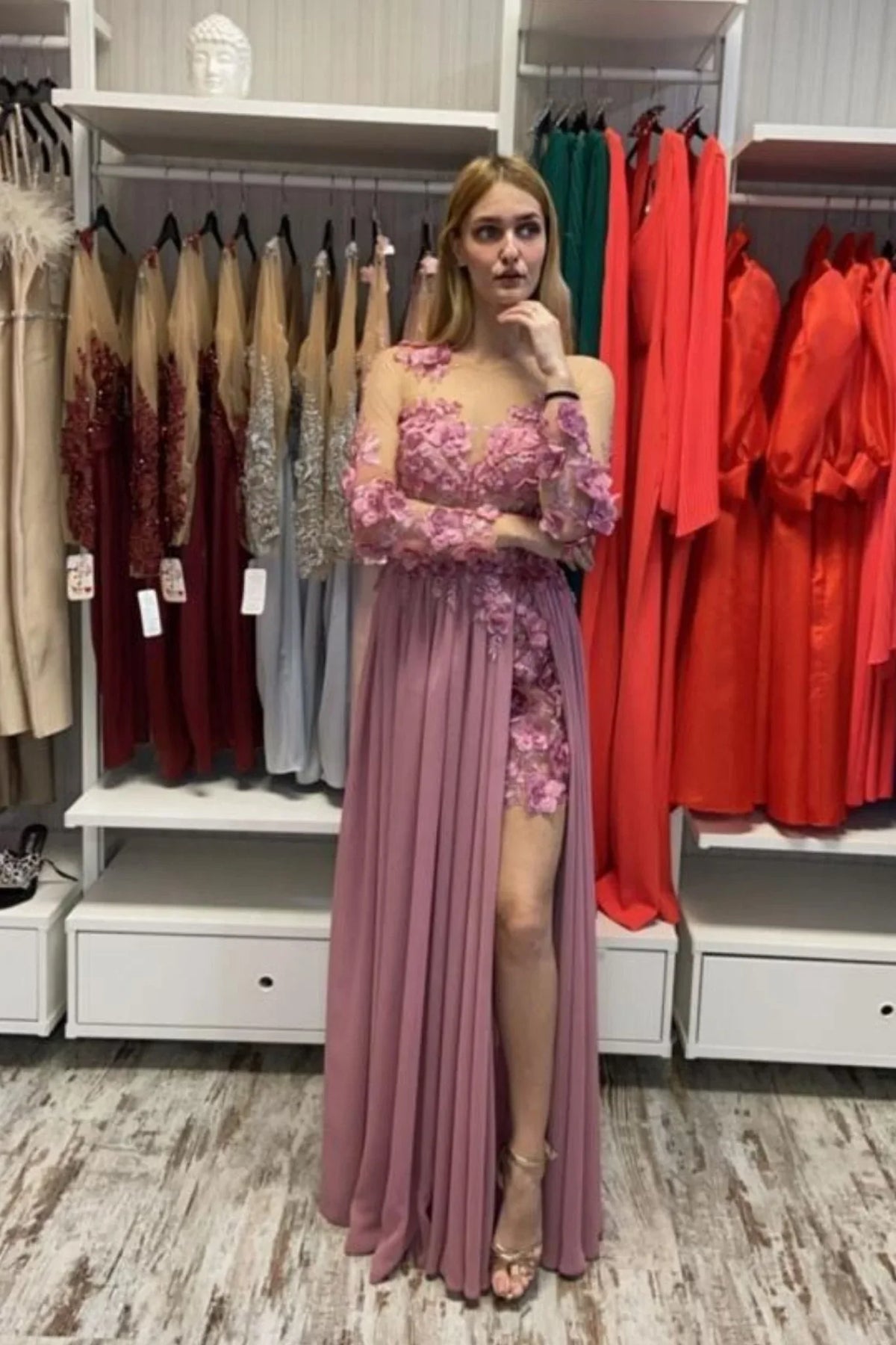 Abito lungo rosa scuro Axa Moda-Mania con strascico e corpetto in tulle nude a fiori 3D, visibile nella foto.