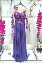 Abito lungo lilla Axa di Moda-Mania con strascico e corpetto in tulle nude con fiori 3D, elegante e raffinato.