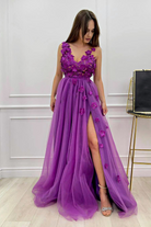 Abito lungo magenta Moda-Mania con gonna in tulle con spacco e corpetto con fiori 3D, stile elegante e sofisticato.