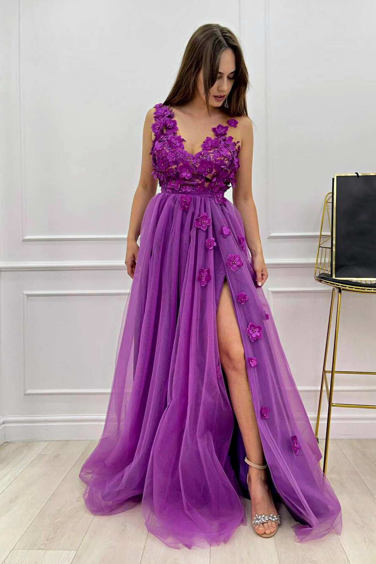 Abito lungo magenta Moda-Mania con gonna in tulle con spacco e corpetto con fiori 3D, stile elegante e sofisticato.