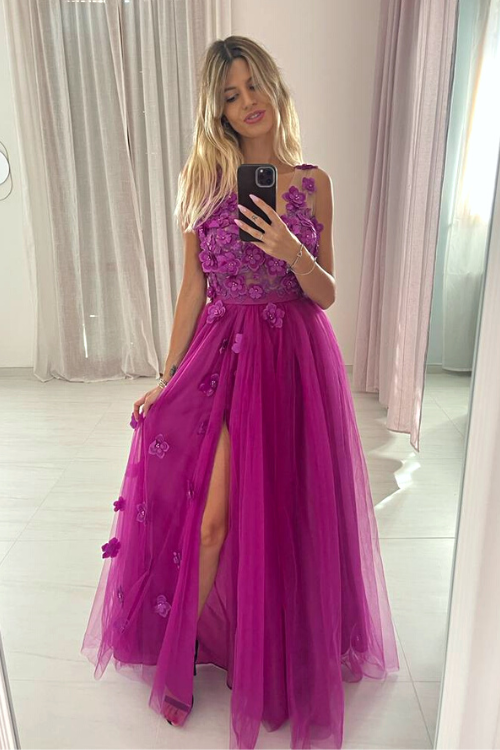 Abito lungo magenta Moda-Mania con gonna in tulle con spacco e corpetto a fiori 3D, elegante e femminile.