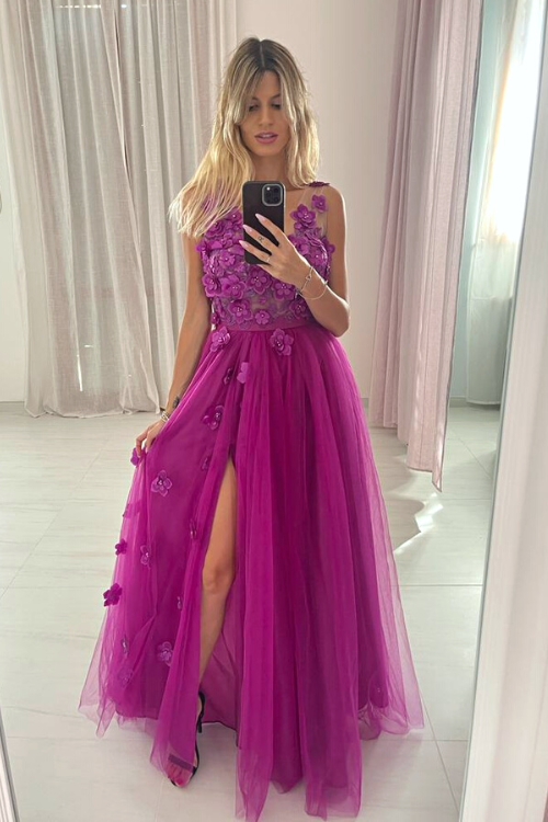 Abito lungo magenta Moda-Mania con gonna in tulle con spacco e corpetto a fiori 3D, stile elegante e femminile.