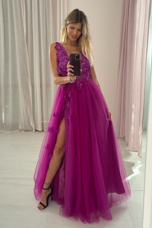 Abito lungo magenta Moda-Mania con gonna in tulle spaccata e corpetto a fiori 3D, stile elegante e femminile.