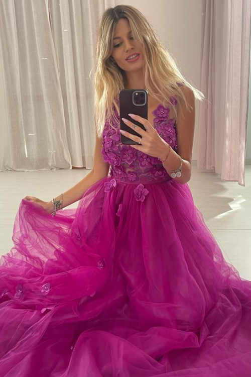 Abito lungo magenta Moda-Mania con gonna in tulle spaccata e corpetto a fiori 3D, elegante e femminile.