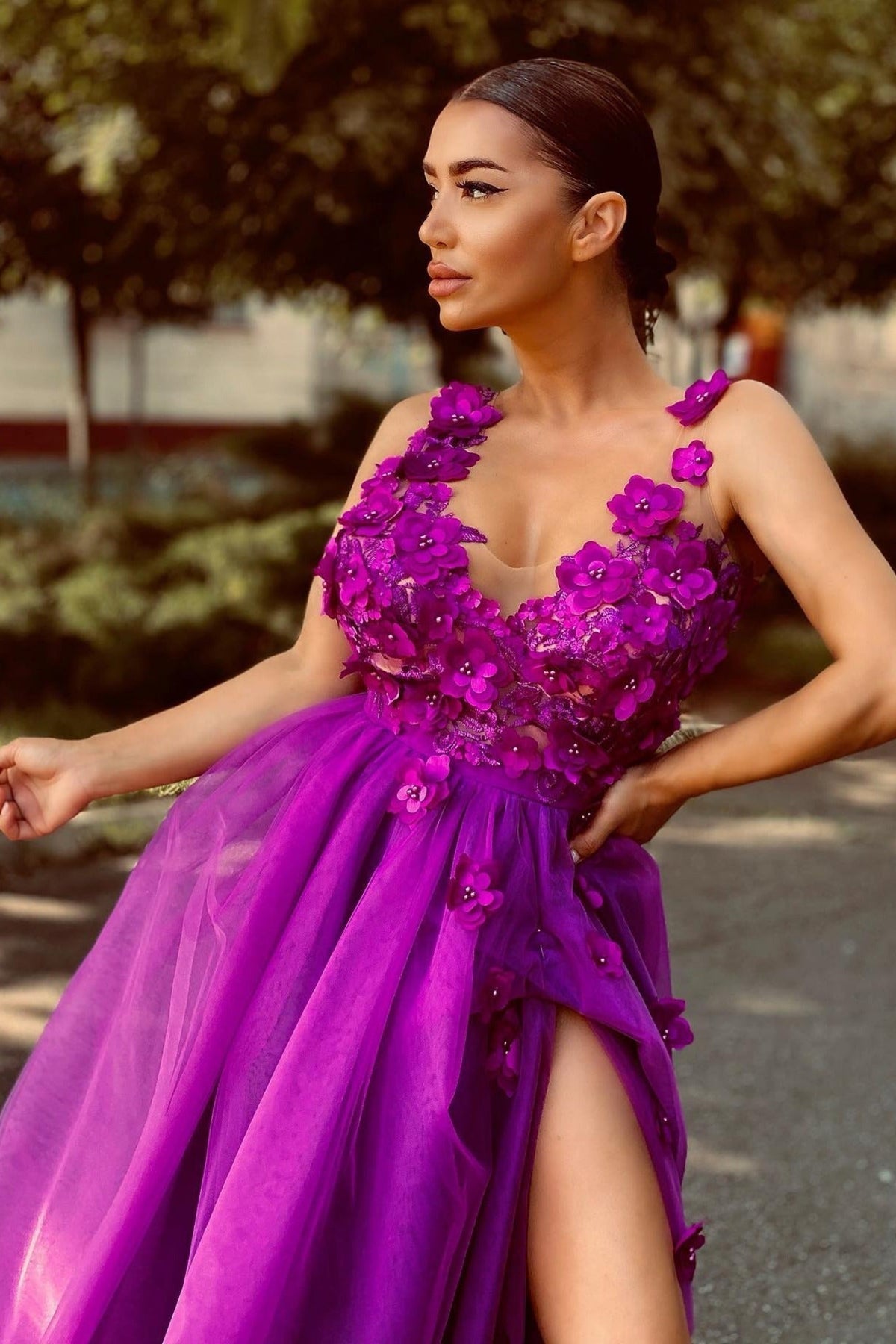 Abito lungo magenta Moda-Mania con gonna in tulle con spacco e corpetto a fiori 3D, elegante e femminile.