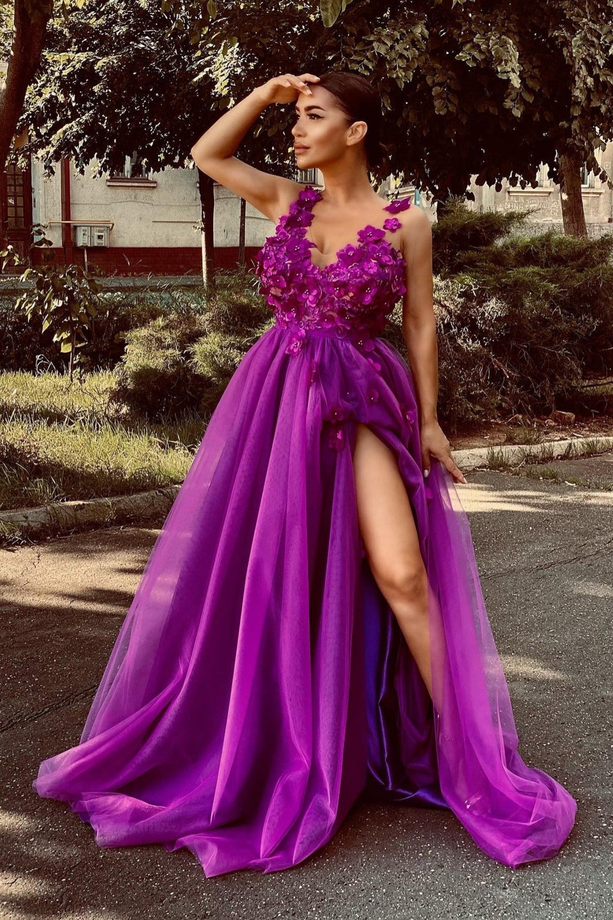 Abito lungo magenta Moda-Mania con gonna in tulle con spacco e corpetto a fiori 3D, perfetto per occasioni eleganti.