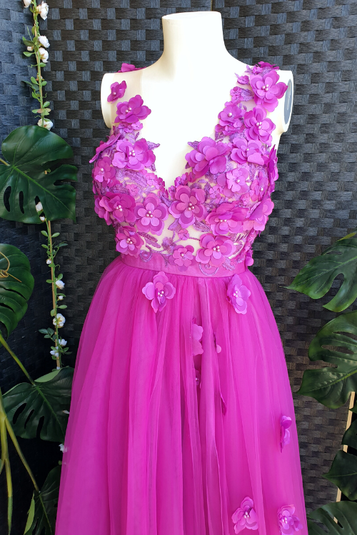 Abito lungo magenta Moda-Mania con gonna in tulle con spacco e corpetto a fiori 3D, stile elegante e femminile.