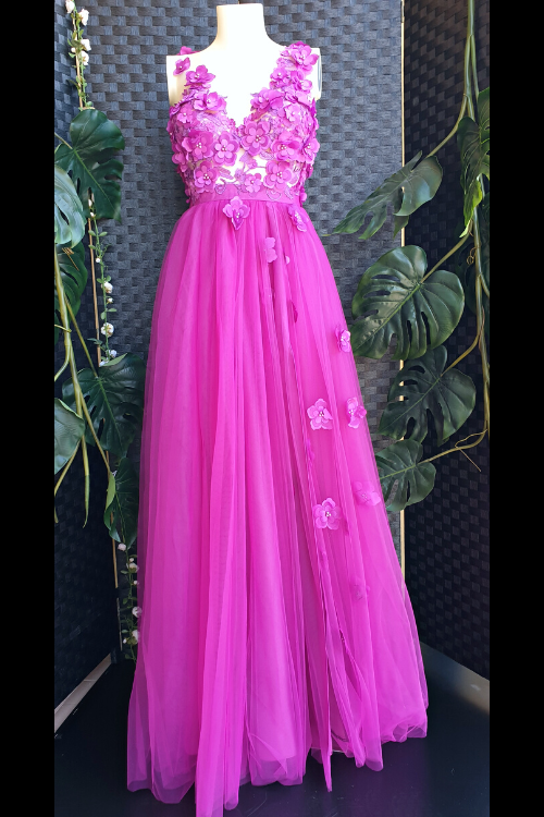 Abito lungo magenta Moda-Mania con gonna in tulle spaccata e corpetto a fiori 3D, elegante e femminile.