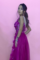 Abito lungo magenta Moda-Mania con gonna in tulle e spacco, corpetto a fiori 3D, stile elegante e femminile.