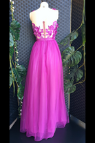 Abito lungo magenta Moda-Mania con gonna con spacco in tulle e corpetto a fiori 3D, elegante e femminile.