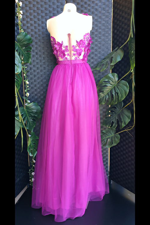 Abito lungo magenta Moda-Mania con gonna con spacco in tulle e corpetto a fiori 3D, elegante e femminile.