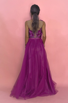 Abito lungo magenta Moda-Mania con gonna in tulle con spacco e corpetto a fiori 3D, stile elegante e femminile.