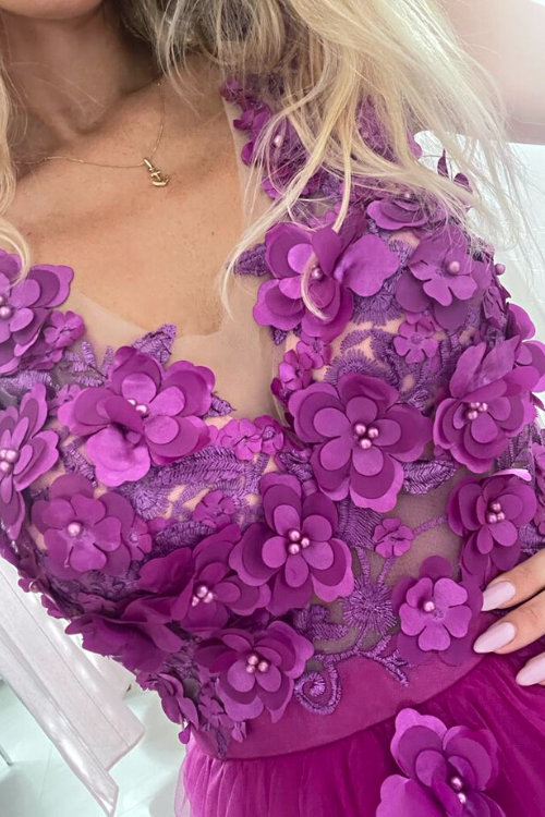 Abito lungo magenta Moda-Mania con gonna a spacco in tulle e corpetto a fiori 3D, elegante e femminile.