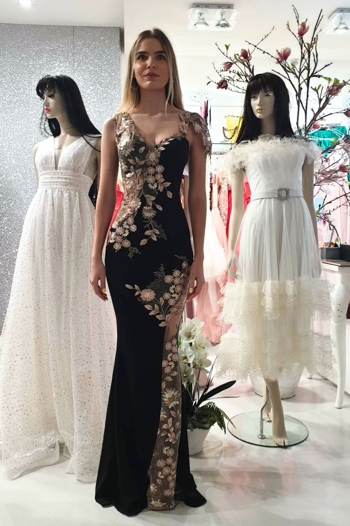 Abito lungo nero a sirena Chanttal con inserto in tulle floreale ricamato rosa, vestito elegante da sera.