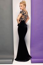 Abito lungo nero aderente Fofy con corpino in tulle nude ricamato e gonna in velluto con balza, elegante e sofisticato.