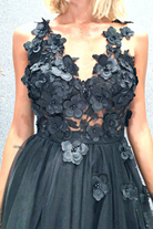 Abito lungo nero Moda Mania con gonna in tulle con spacco e corpetto a fiori 3D, elegante e femminile.