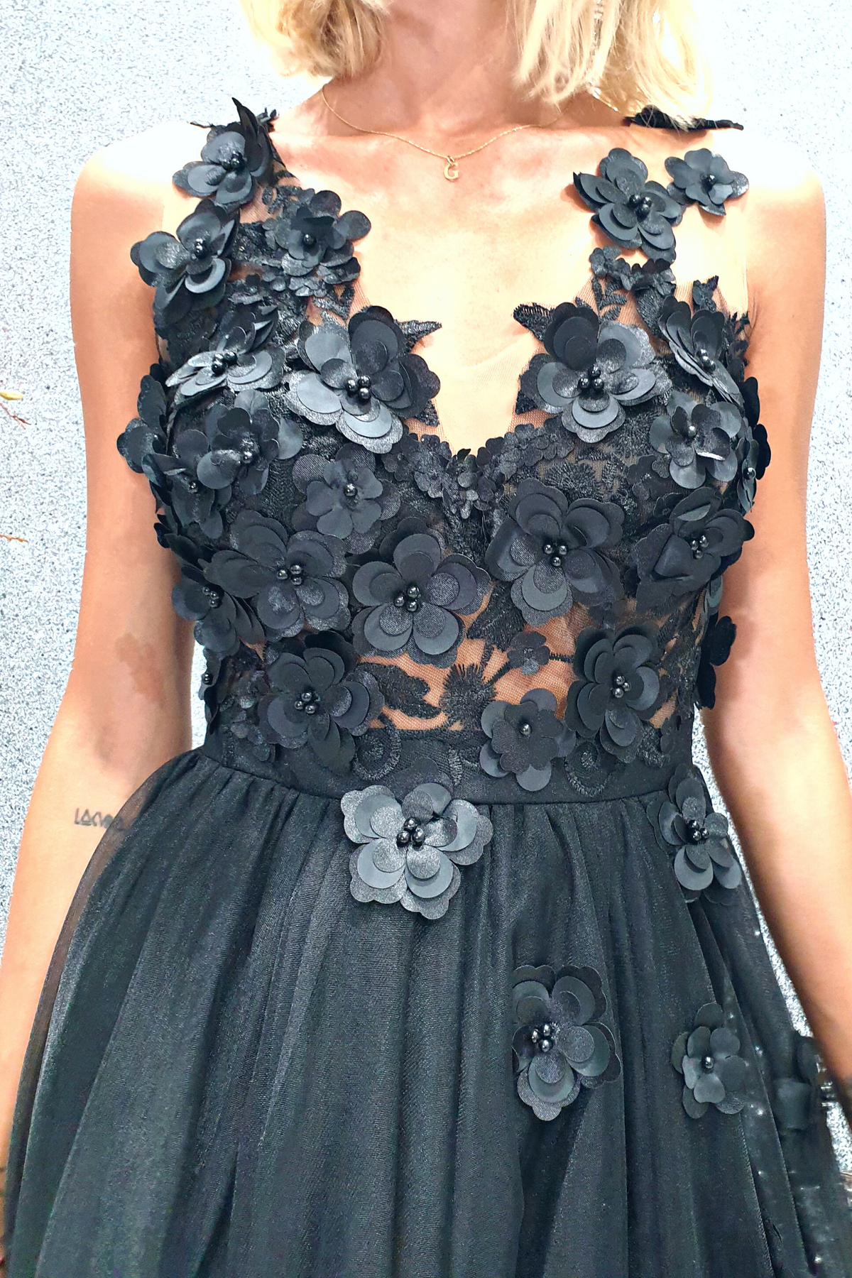 Abito lungo nero Moda Mania con gonna in tulle con spacco e corpetto a fiori 3D, elegante e femminile.