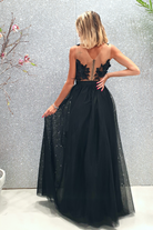 Abito lungo nero Moda Mania con gonna in tulle spaccata e corpetto a fiori 3D, elegante e femminile.