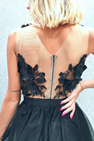 Abito lungo nero Moda Mania con gonna con spacco in tulle e corpetto a fiori 3D, dettagli eleganti e femminili.