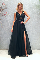 Abito lungo nero Moda Mania con gonna in tulle con spacco e corpetto a fiori 3D, elegante e femminile.