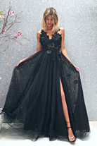 Abito lungo nero Moda Mania con gonna in tulle spaccata e corpetto a fiori 3D, elegante e femminile.