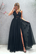 Abito lungo nero Moda Mania con gonna a spacco in tulle e corpetto con fiori 3D, dettagli eleganti e femminili.