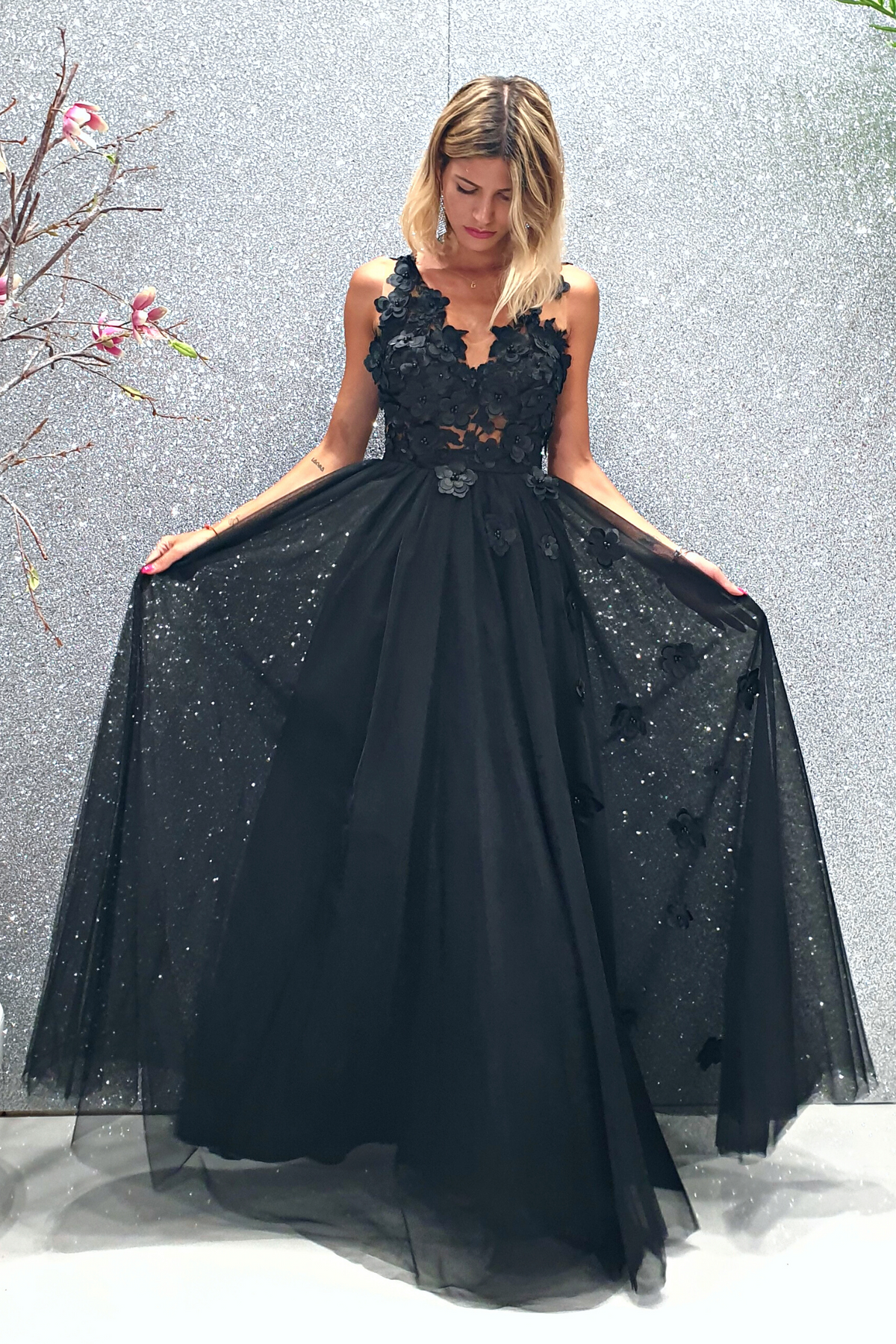 Abito lungo nero Moda Mania con gonna in tulle con spacco e corpetto a fiori 3D, elegante e femminile.