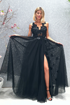 Abito lungo nero Moda Mania con gonna in tulle con spacco e corpetto a fiori 3D, elegante e femminile.
