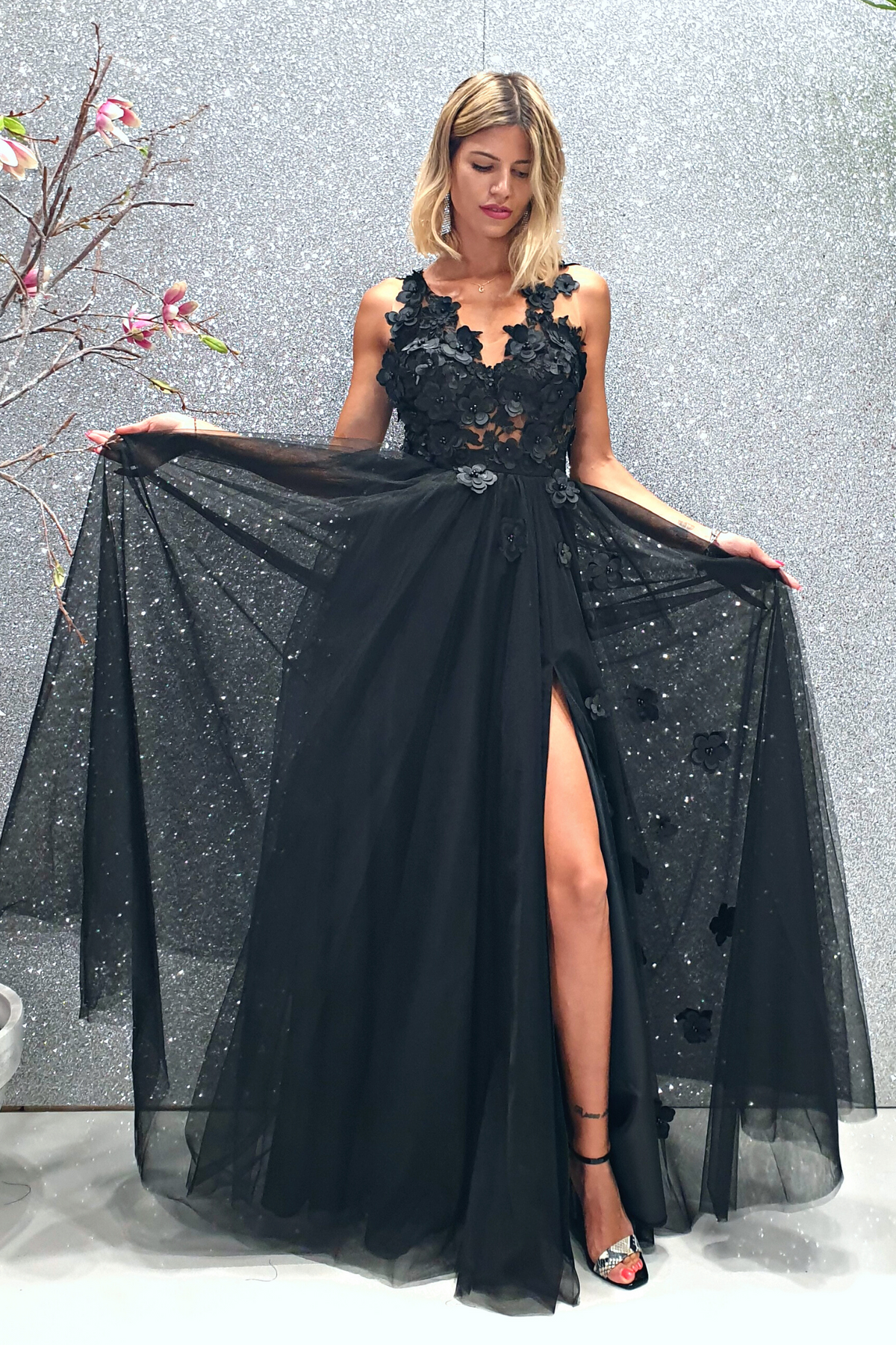 Abito lungo nero Moda Mania con gonna in tulle con spacco, corpetto a fiori 3D, elegante e femminile.