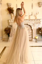 Abito lungo nude da cerimonia Moda-Mania con corpetto monospalla a cuore, decorazioni in paillettes e gonna ampia in tulle.
