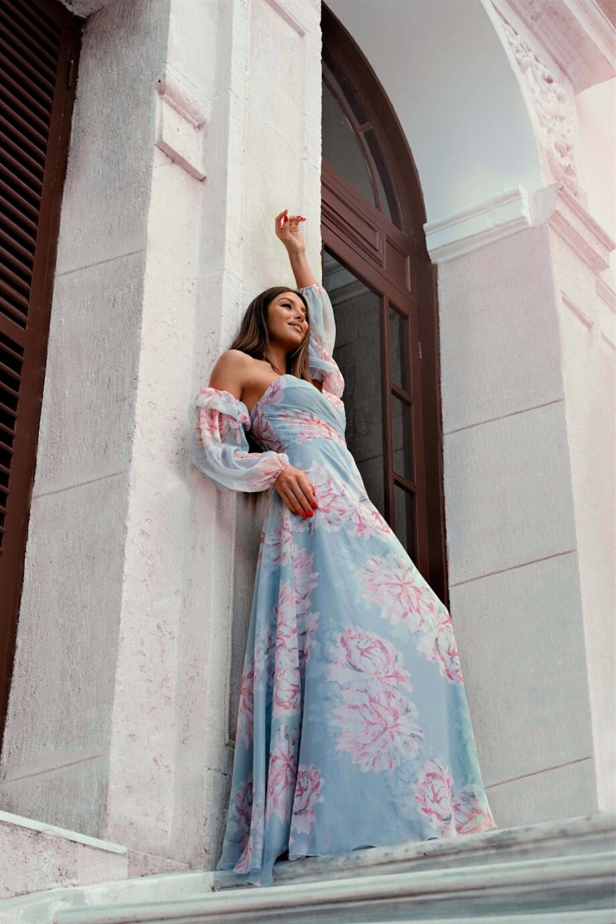 Abito lungo celeste a fantasia floreale in georgette con scollo a cuore e maniche lunghe rimovibili, marca Moda-Mania.