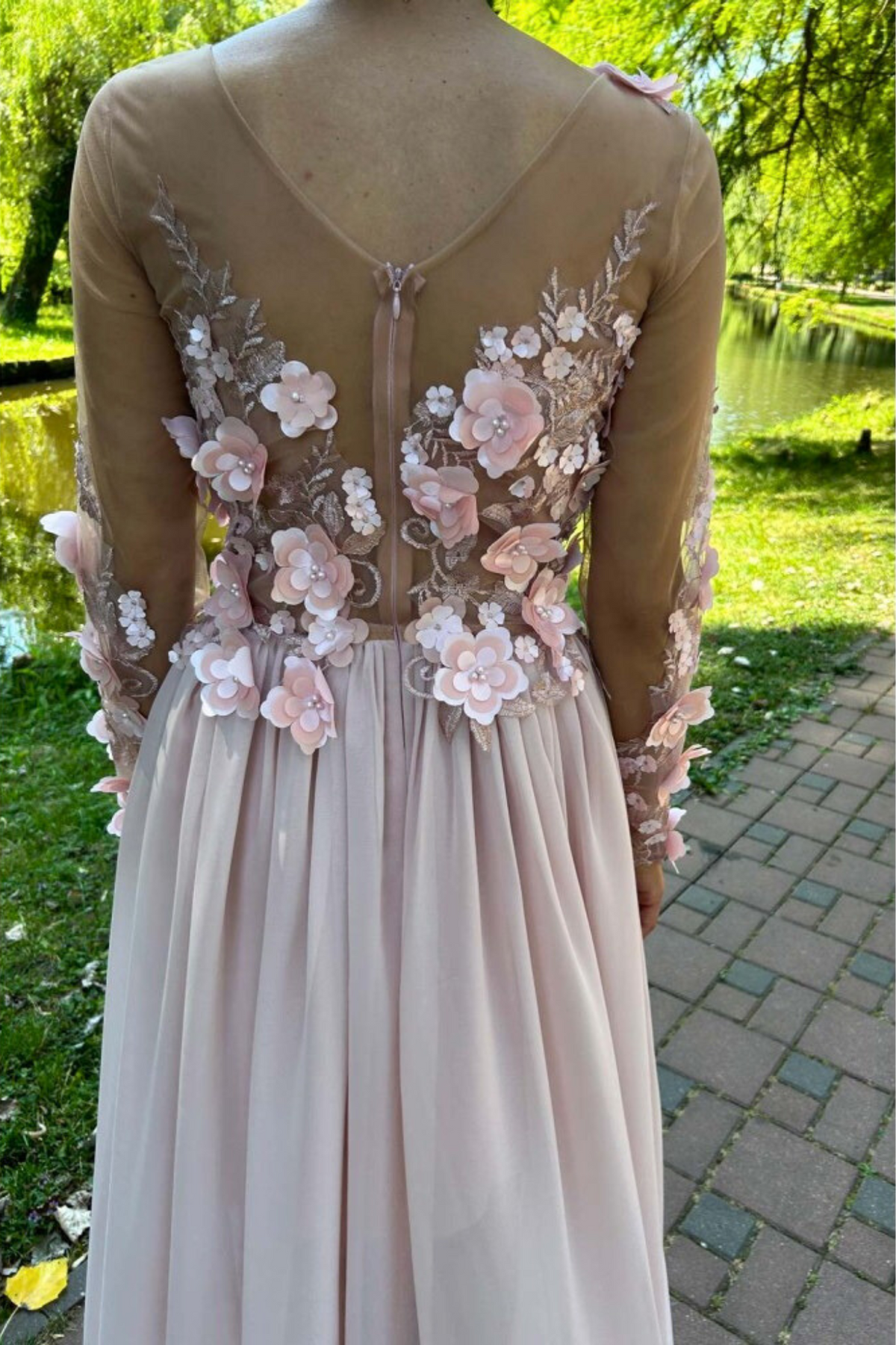 Abito lungo rosa chiaro Moda-Mania con strascico e corpetto in tulle nude a fiori 3D, elegante e femminile.