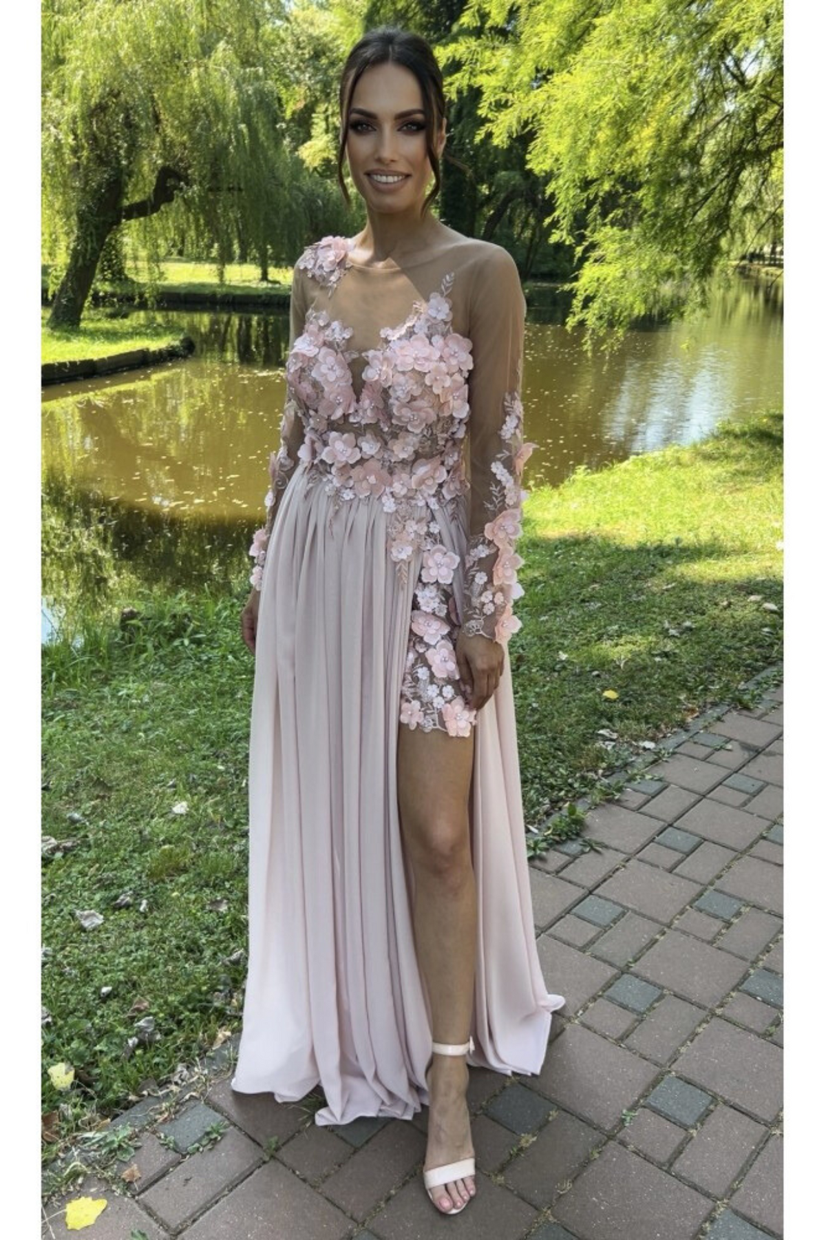 Abito lungo rosa chiaro Axa con strascico e corpetto in tulle nude con fiori 3D, Moda-Mania, abiti eleganti da sera.