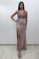 Abito lungo rosa cipria Moda-Mania con corpetto a fiori 3D e gonna a tulipano in taffetà, elegante e femminile.
